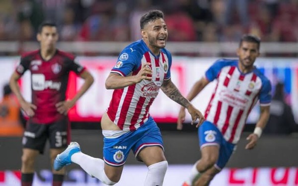 Multan al 'petacón' Alexis Vega por 'festejo excesivo e inapropiado'