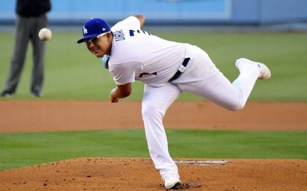 Julio Urías puso su récord en 3-0 con los Dodgers en la presente temporada.