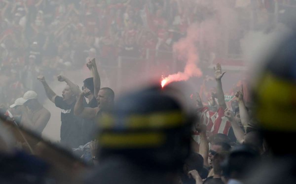 UEFA acusa a Hungría por mala conducta de hinchas