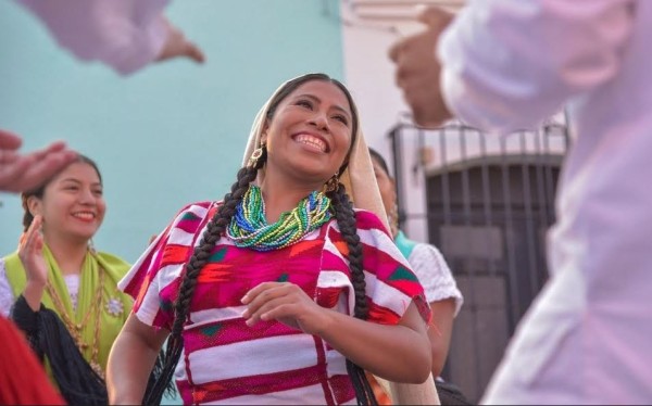 Yalitza Aparicio le hace el feo a Gobernador de Oaxaca
