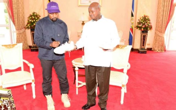 Kanye West regala tenis al presidente de Uganda