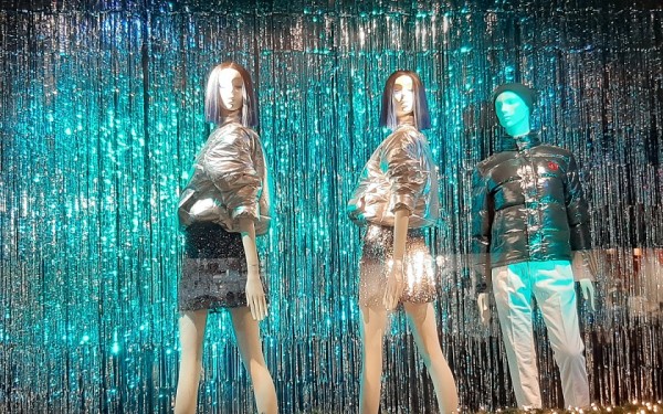 El empleado de una tienda se sonroja y sigue atendiendo a sus clientes de una forma más tímida porque no habla el idioma de sus padres biológicos.