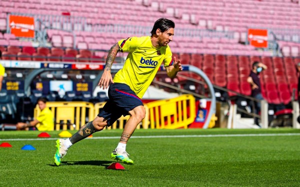 Lionel Messi entrena en el Camp Nou después de sufrir una contractura en el cuádriceps