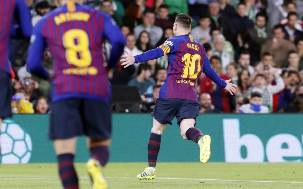 Con tres goles de Messi, el Barcelona golea al Betis de Lainez y Guardado