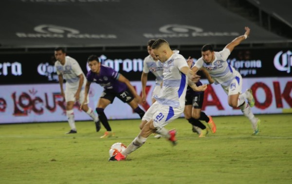 Con polémico arbitraje, Cruz Azul vence 3-2 a Mazatlán FC