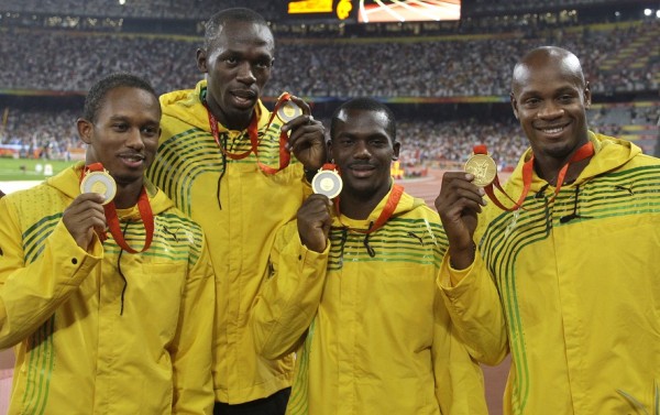 Nesta Carter (derecha) posa con el equipo de Jamaica tras la obtención del oro olímpico en 2008.