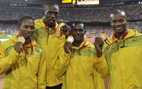 Nesta Carter (derecha) posa con el equipo de Jamaica tras la obtención del oro olímpico en 2008.