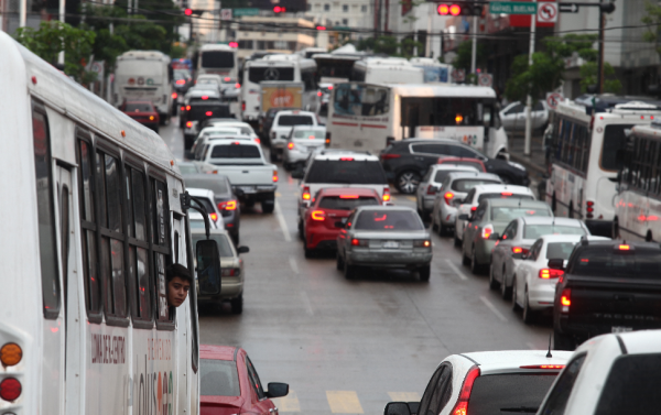En la ciudad de Culiacán el tráfico vehicular incrementa cada vez más.