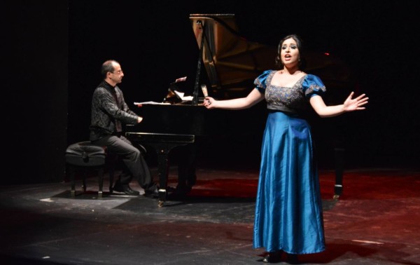 Los integrantes del Taller de Ópera de Sinaloa comparten un repertorio de zarzuelas en el teatro Socorro Astol.
