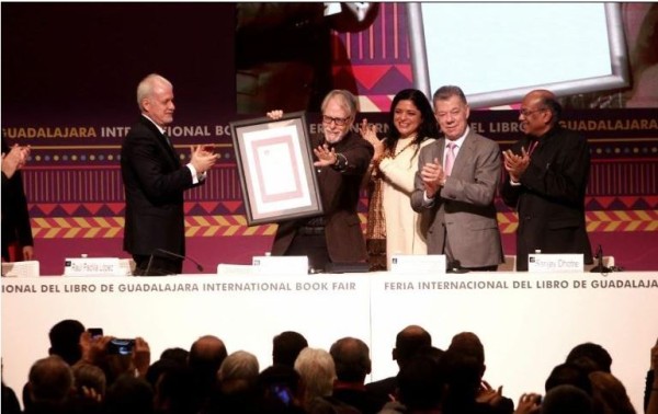 Huerta recibió el Premio FIL de Literatura en Lenguas Romances de manos de la secretaria de Cultura de México, Alejandra Fausto.