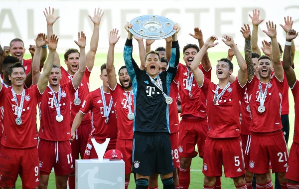 El Bayern Munich recibe su trofeo de campeón de la Bundesliga.
