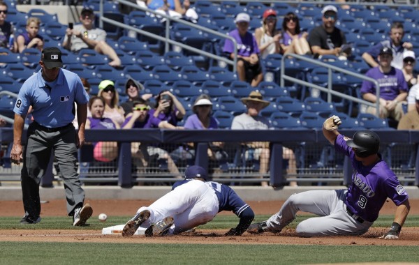 DJ LeMahieu llega safe a tercera.