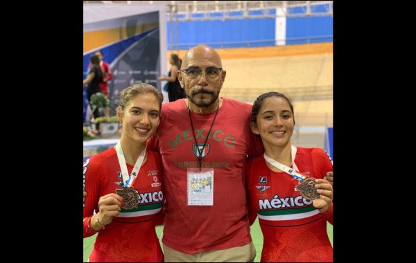 Sofía Alejandra Martínez Pérez (der.) luce su medalla de bronce.