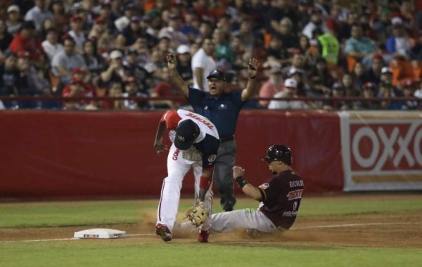 Completa Águilas de Mexicali la barrida sobre Tomateros de Culiacán