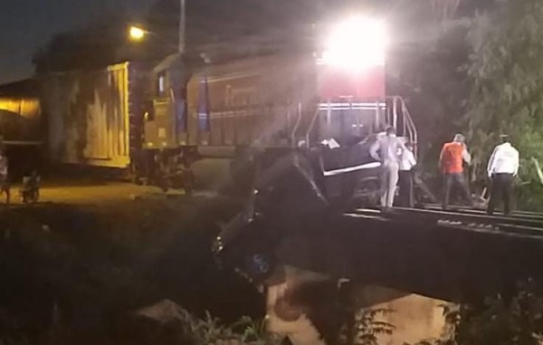 En Culiacán, camioneta es arrollada por el tren