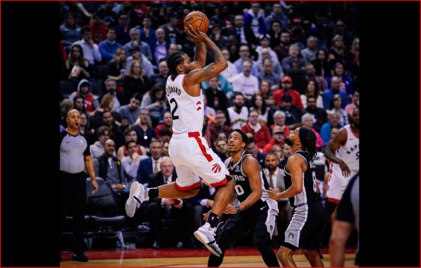 Kawhi Leonard le roba el triunfo a DeMar DeRozan
