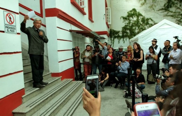 Cero lujos y sueldo a la mitad, asegura López Obrador