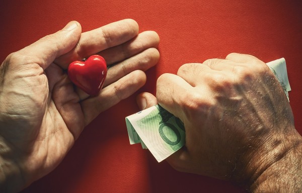 ¿Qué nos hace más felices: el amor o el dinero?