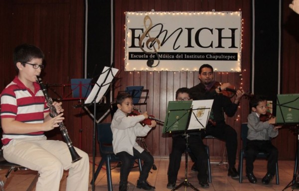 Los alumnos de música del Instituto Chapultepec ofrecen un repertorio clásico, jazz y canciones navideñas, en el Concierto Decembrino.