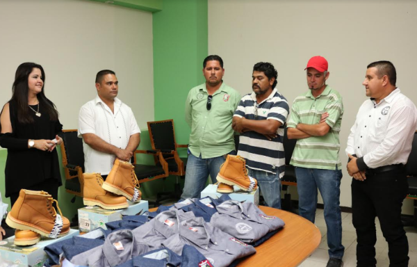 La Alcaldesa Liliana Cárdenas entrega uniformes al personal sindicalizado