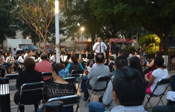 La Banda Sinfónica Juvenil del Estado de Sinaloa comparte la música en la Plazuela Obregón.
