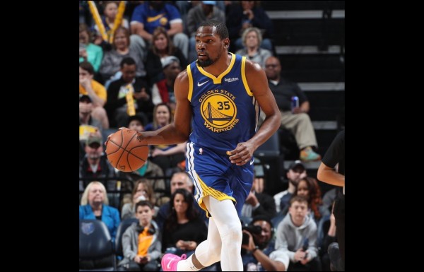 Kevin Durant anota 28 puntos. (Foto: @NBA)