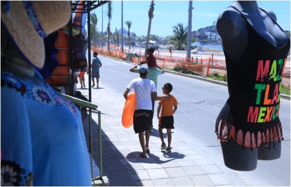 Vendedores ambulantes quieren regresar a trabajar en malecón de Mazatlán