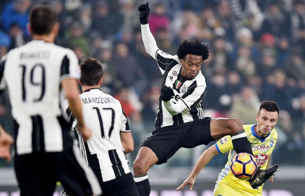Juventus golea 3-0 a Pescara y se aleja en Serie A