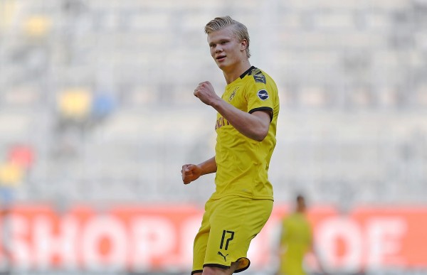 Erling Haaland celebra su gol.