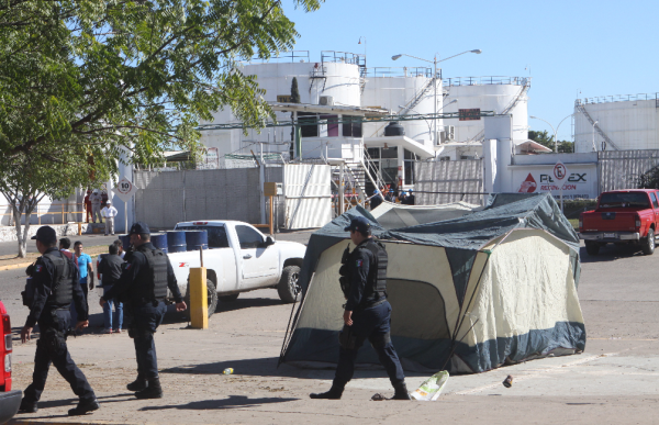 Bloquean Pemex y son desalojados por la policía
