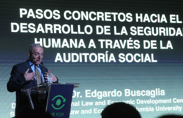 Edgardo Buscaglia, durante su conferencia Sinaloa: una estrategia de seguridad humana.