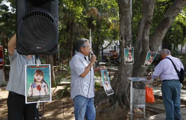 Acitivas de derechos humanos, familiares y amigos de la pequeña Dayana pegaron carteles exigiendo justicia.