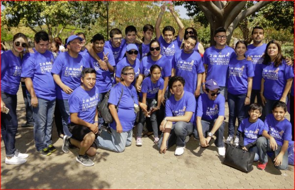 Miembros de la institución se visten de azul para celebrar el Día Mundial de Concienciación sobre el Autismo en el Jardín Botánico.