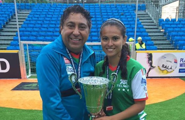 El entrenador Heriberto Espejel y Judith Iturríos celebran con el trofeo de campeón.
