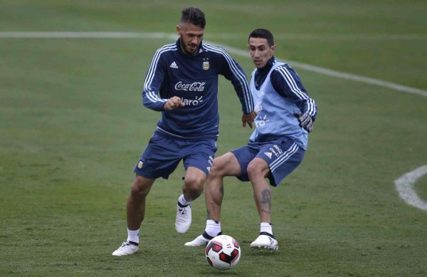 Martín Demichelis (izq.) y Ángel di María en el entrenamiento de los argentinos.