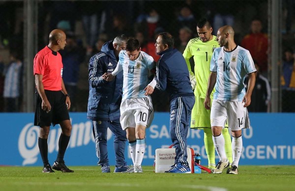 Messi se lastima costillas y zona lumbar en amistoso