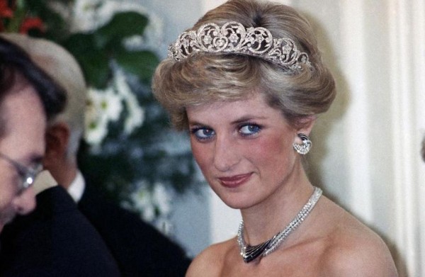 Emma Corrin como Diana, durante el rodaje de la serie.