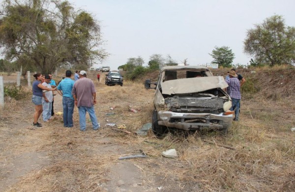 Vuelca familia en camioneta que viajaba tras recibir impacto de otra unidad, en Rosario