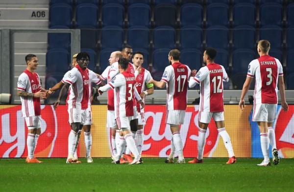 Once jugadores del Ajax dan positivo por Covid-19