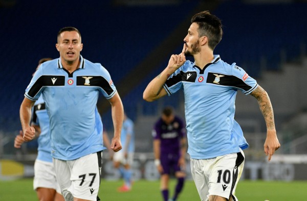 Lazio gana a la Fiorentina e impide la escapada de la Juventus