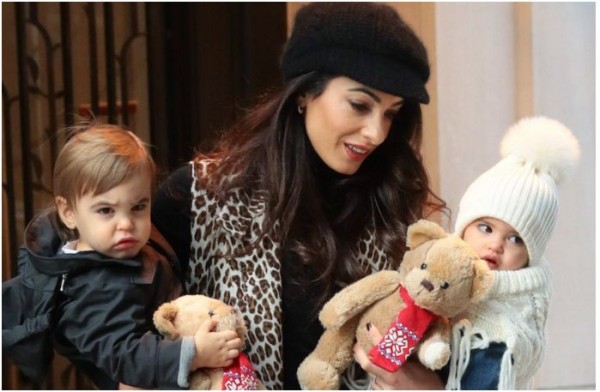 Gemelos de George Clooney aparecen en público por primera vez