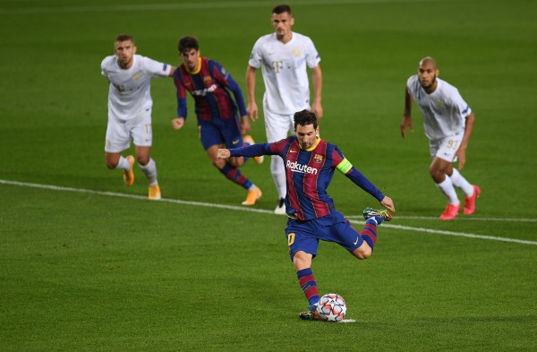 Lionel Messi abrió la cuenta goleadora del Barcelona mediante el cobro de un penalti. (Twitter @ChampionsLeague)