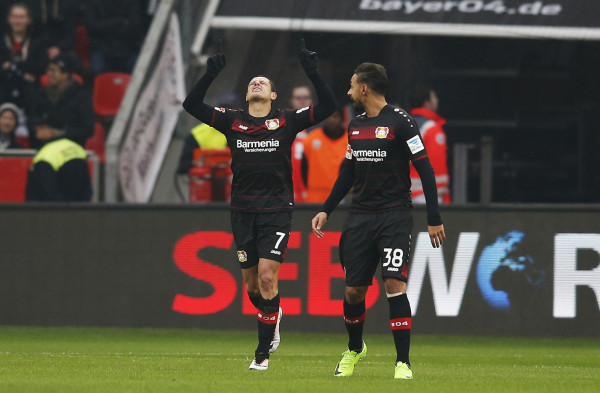 'Chicharito' marca doblete con el Bayer Leverkusen