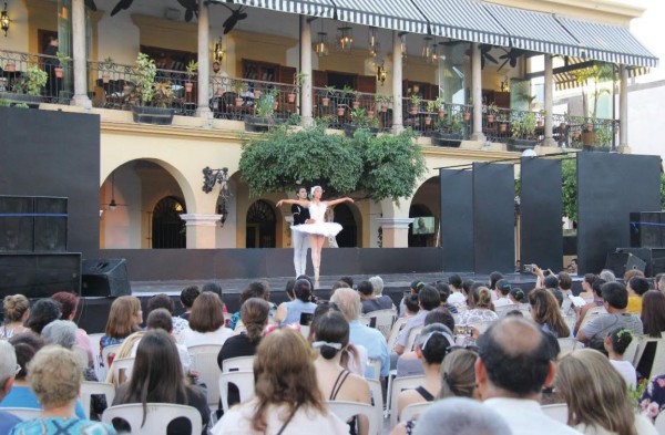Bailan por la danza en la Plazuela Machado