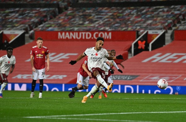 Aubameyang hunde más al Manchester United en la Premier League