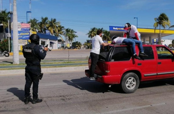 Motociclista choca contra camioneta y termina sobre el toldo de la unidad, en Mazatlán