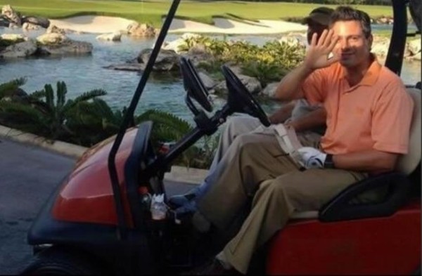 Juega EPN golf luego de festejo en Pemex