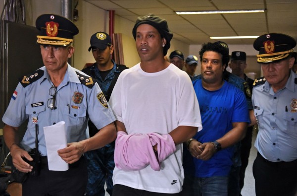 Ronaldinho acude ante el Palacio de Justicia de Paraguay para conocer si queda en libertad