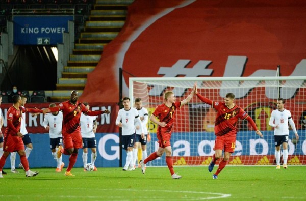 Kevin De Bruyne y Thomas Meunier celebran tras el gol de Dries Mertens ante Inglaterra.