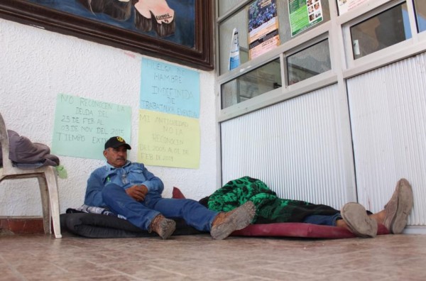Inician huelga de hambre dos trabajadores del Ayuntamiento de Guasave